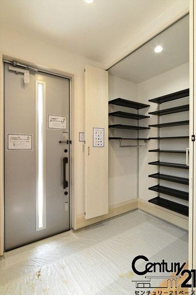 橿原市豊田町 ４号地 ／新築一戸建の内観：施工例|■ＳＩＣ完備で玄関をスッキリ快適にお使いいただけます！■