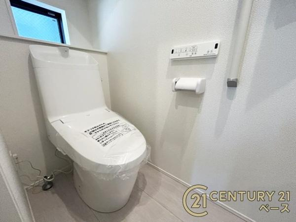 柏原市国分東条町の新築一戸建のトイレ|■１階・２階共にウォシュレット付きです！■
