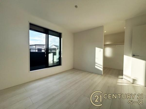 柏原市国分東条町の新築一戸建の洋室|■現地撮影写真■バルコニーに面した開放感のあるお部屋です！