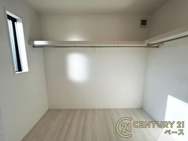 柏原市国分東条町の新築一戸建の洋室|■現地撮影写真■広々WICスペース完備！