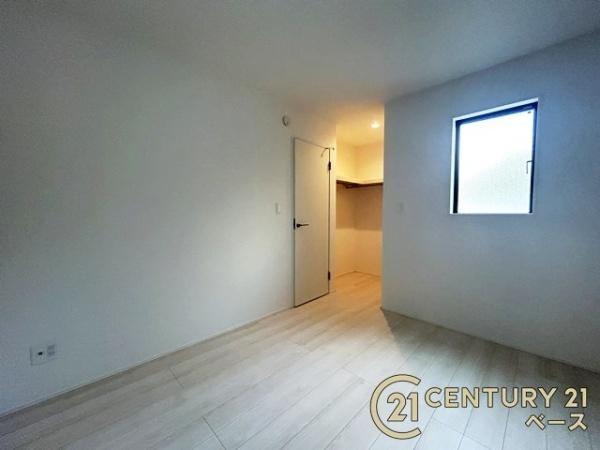 柏原市国分東条町の新築一戸建の洋室|■現地撮影写真■各居室にクローゼットがあるため、収納スペースに困りません。