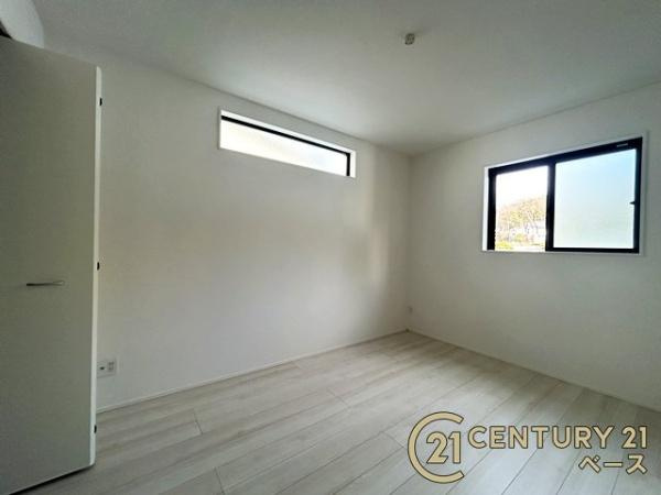 柏原市国分東条町の新築一戸建の洋室|■日当たりのよい明るい雰囲気の洋室です！■
