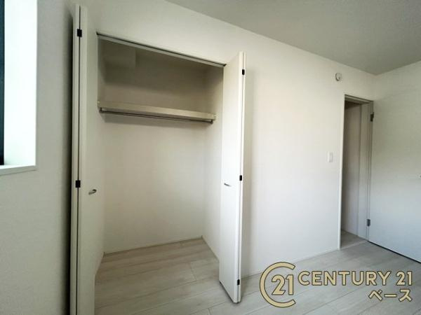 柏原市国分東条町の新築一戸建の収納|■広々としたクローゼットを完備！大きな荷物も楽々収納！