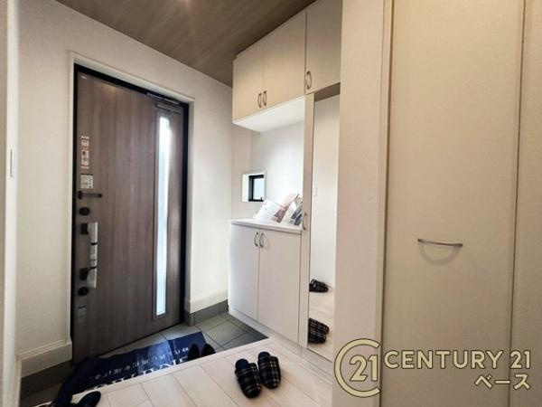 柏原市国分東条町の新築一戸建の玄関|■玄関には大容量シューズボックスを完備！■