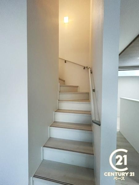 柏原市国分東条町の新築一戸建の内装|こちらは階段になっております。

