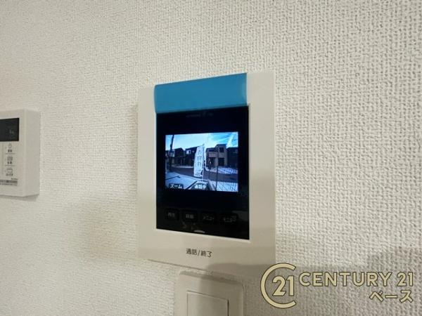 柏原市国分東条町の新築一戸建の内装|■ＴＶモニター付きインターホンで防犯対策もバッチリ！来客も一目でわかり安心です！■