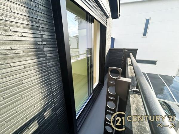 柏原市国分東条町の新築一戸建のバルコニー|■日当たりのよいバルコニー！洗濯物もよく乾きます！■