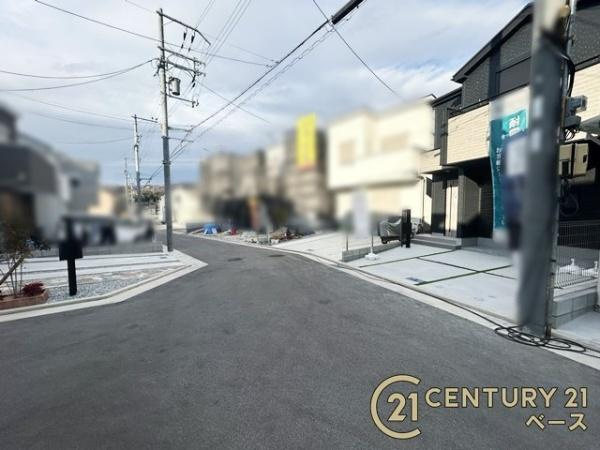 柏原市国分東条町の新築一戸建の前面道路含む現地写真|■現地撮影写真■敷地と道路の高低差が少なく駐車もスムーズです！