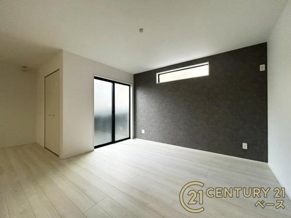 柏原市国分東条町の新築一戸建の居間・リビング|■居室のサッシにはLOW-Eペアガラスを採用！高い断熱性による省エネと結露対策に有効です！■