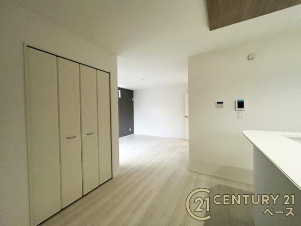 柏原市国分東条町の新築一戸建の居間・リビング|■現地撮影写真■家族団欒も快適な広々としたリビング！