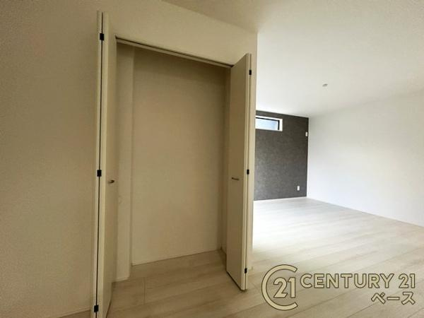 柏原市国分東条町の新築一戸建の居間・リビング|■現地撮影写真■ご家族でくつろいでいただける広々したＬＤＫ！便利な収納スペース付きです！