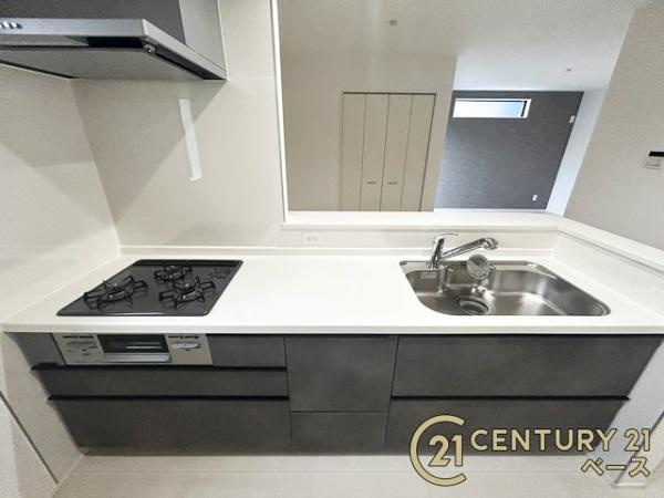 柏原市国分東条町の新築一戸建のキッチン|■家族とのコミュニケーションがとりやすい人気のカウンターキッチン！■