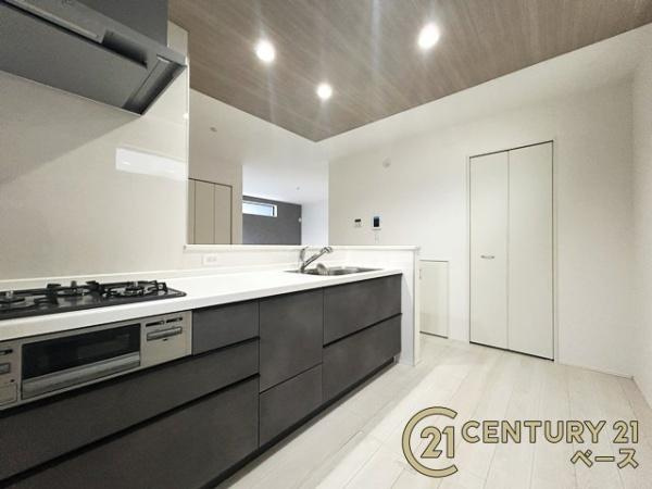 柏原市国分東条町の新築一戸建のキッチン|■現地撮影写真■広々キッチンで快適にお料理！便利な収納スペースも完備！