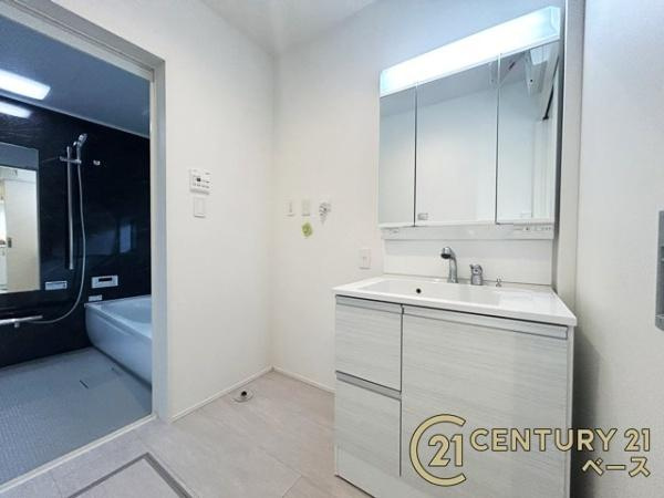 柏原市国分東条町の新築一戸建の独立洗面台|■三面鏡タイプのミラーキャビネット！収納スペースも豊富です！■