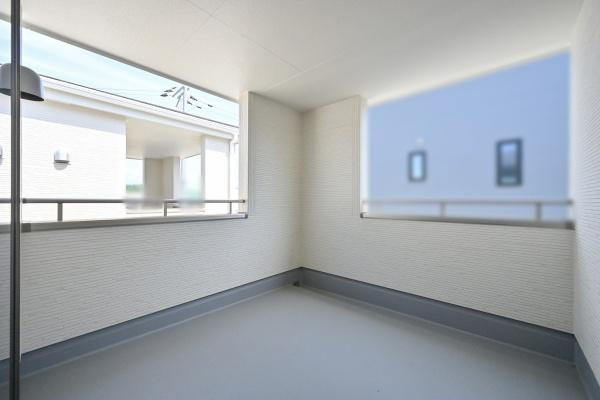 リーブルガーデン南十三 １号棟 ／新築一戸建のバルコニー|■現地撮影写真■ゆったりとしたインナーバルコニー・急な雨でも安心です！