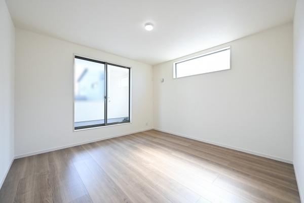 リーブルガーデン南十三 ２号棟 ／新築一戸建の洋室|■バルコニーに面した開放感のあるお部屋です！