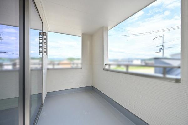 リーブルガーデン南十三 ２号棟 ／新築一戸建のバルコニー|■現地撮影写真■ゆったりとしたインナーバルコニー・急な雨でも安心です！
