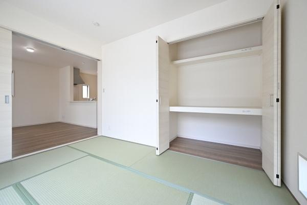 リーブルガーデン南十三 ２号棟 ／新築一戸建の和室|■現地撮影写真■リビング隣接タイプの和室です！布団なども入る大容量の収納を完備！