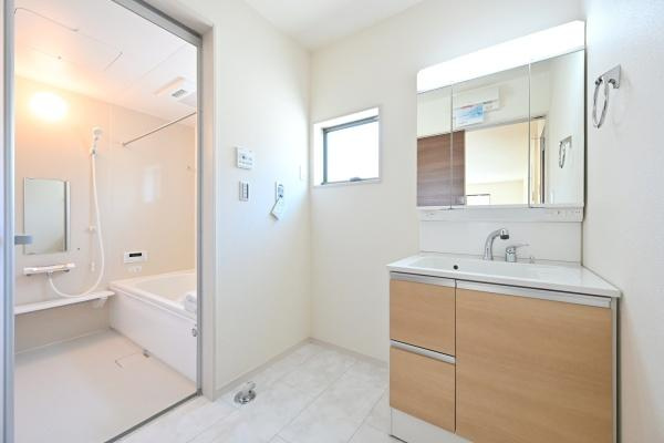 リーブルガーデン南十三 ２号棟 ／新築一戸建の独立洗面台|■三面鏡タイプのミラーキャビネット！収納スペースも豊富です！■