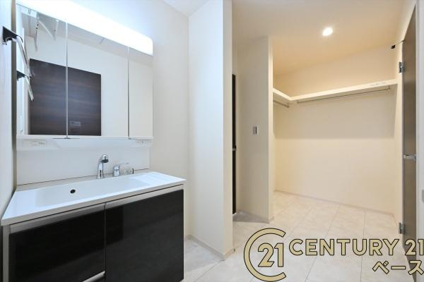 リーブルガーデン南十三 ３号棟 ／新築一戸建の内観：施工例|■玄関には大容量シューズボックスを完備！■