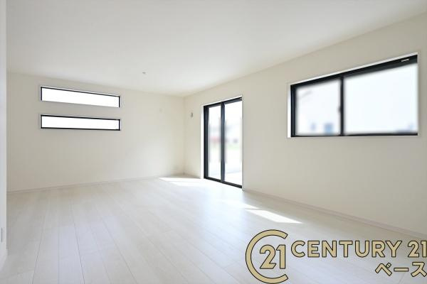 リーブルガーデン南十三 ３号棟 ／新築一戸建の居間・リビング|■ペアガラス使用で結露の心配もありません！■