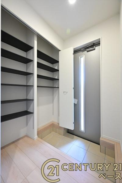 クレイドルガーデン下永 １号棟 ／新築一戸建の玄関|■現地撮影写真■すっきりとした明るい玄関が家族やお客様を迎えてくれます！