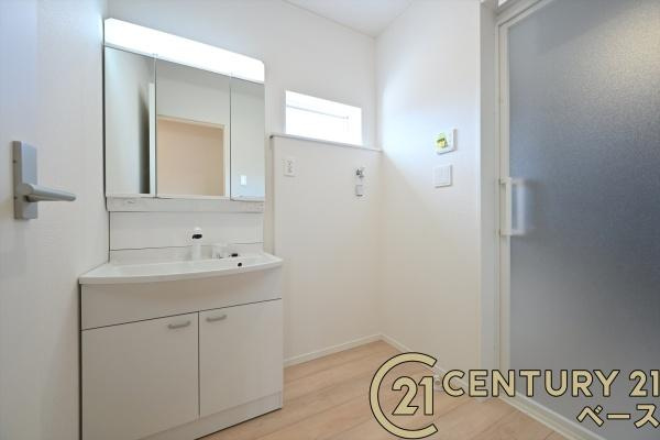 クレイドルガーデン下永 １号棟 ／新築一戸建の独立洗面台|■現地撮影写真■三面鏡タイプのミラーキャビネット！収納スペースも豊富です！