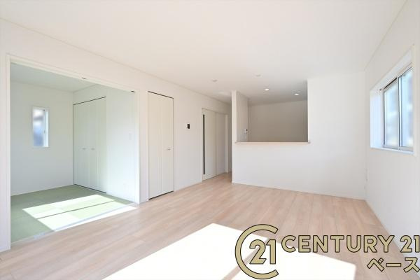 クレイドルガーデン下永 １号棟 ／新築一戸建の居間・リビング|■現地撮影写真■ＬＤＫは大きな窓から柔らかい光が射し込みます！