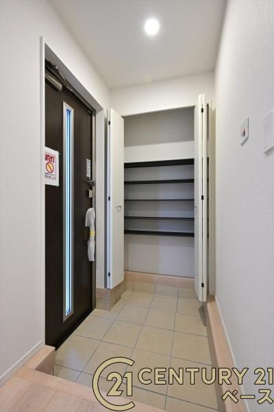 クレイドルガーデン下永 ２号棟 ／新築一戸建の玄関|■現地撮影写真■玄関には便利な収納スペースを完備！