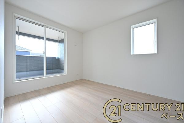 クレイドルガーデン下永 ２号棟 ／新築一戸建の洋室|■現地撮影写真■バルコニーに面した開放感のあるお部屋です！