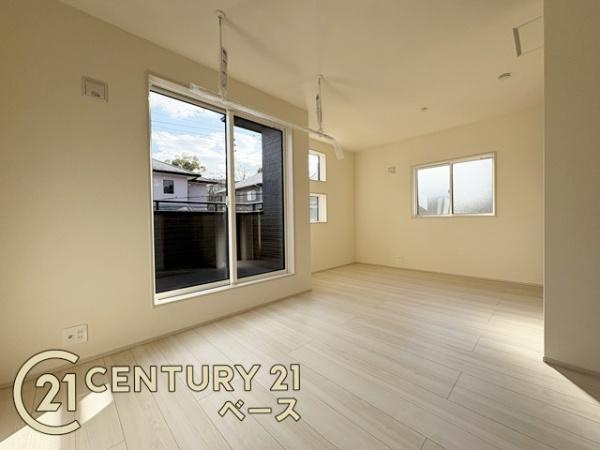 奈良市敷島町１丁目 １号棟 ／新築一戸建の洋室|■現地撮影写真■バルコニーに面した開放感のあるお部屋です！