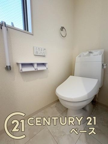 リーブルガーデン円明町 ／新築一戸建のトイレ|■現地撮影写真■フチなし＆トルネード洗浄でお掃除も楽らく！ウォシュレット付きです！