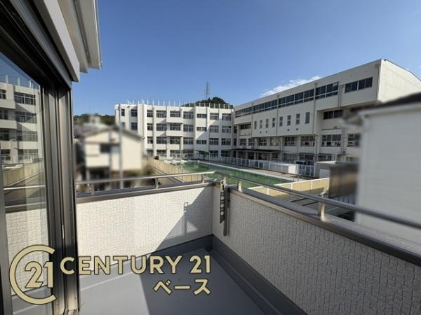 リーブルガーデン円明町 ／新築一戸建のバルコニー|■現地撮影写真■眺望良好な広々バルコニーで気分も晴れやか！