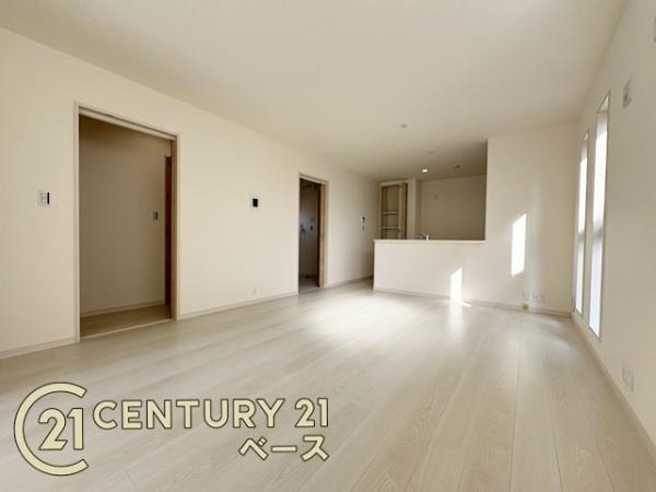 リーブルガーデン円明町 ／新築一戸建の居間・リビング|■現地撮影写真■家計と環境に優しい！一部窓には断熱性・保温性に優れたペアガラスを使用しています！