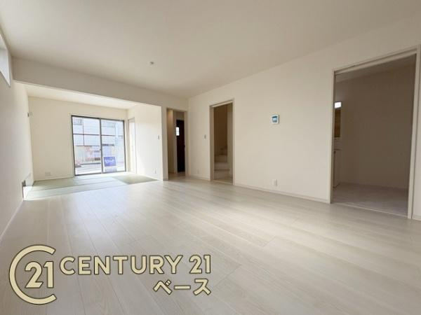 リーブルガーデン円明町 ／新築一戸建の居間・リビング|■現地撮影写真■家計と環境に優しい！一部窓には断熱性・保温性に優れたペアガラスを使用しています！