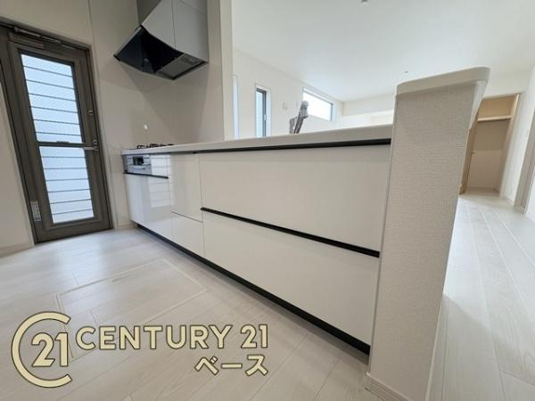 リーブルガーデン円明町 ／新築一戸建のキッチン|■現地撮影写真■家族とのコミュニケーションがとりやすい人気のカウンターキッチン！