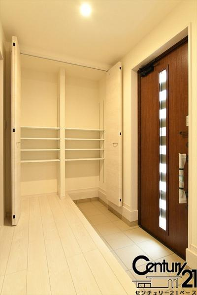 リーブルガーデン粟殿 ２号棟 ／新築一戸建の内観：施工例|■玄関には大容量収納スペースを完備！■