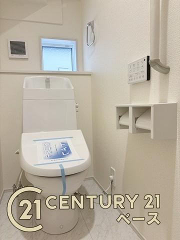 奈良市杏町 ６号棟 ／新築一戸建のトイレ|■現地撮影写真■フチなし＆トルネード洗浄でお掃除も楽らく！ウォシュレット付きです！