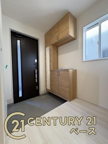 奈良市杏町 ６号棟 ／新築一戸建の玄関|■現地撮影写真■すっきりとした明るい玄関が家族やお客様を迎えてくれます！