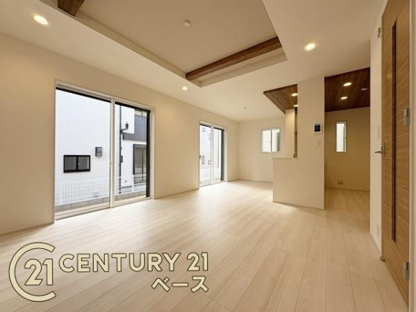 奈良市杏町 ６号棟 ／新築一戸建の居間・リビング|■現地撮影写真■大きな窓から柔らかい光が射し込みます。