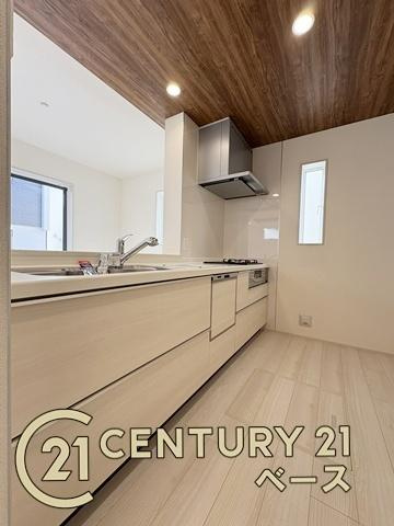 奈良市杏町 ６号棟 ／新築一戸建のキッチン|■現地撮影写真■収納力と使いやすさを追求したシステムキッチンです！食洗機付きで毎日の洗い物も楽々！