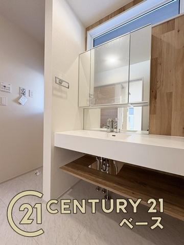 奈良市杏町 ６号棟 ／新築一戸建の独立洗面台|■現地撮影写真■三面鏡タイプのミラーキャビネット！収納スペースも豊富です！