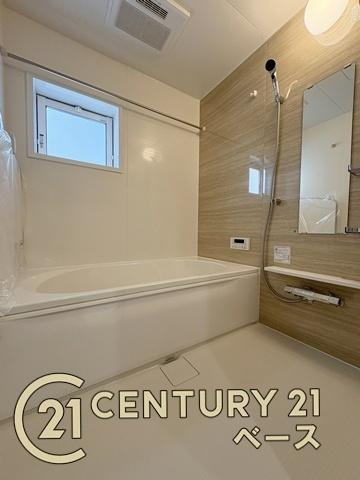 奈良市杏町 ６号棟 ／新築一戸建の浴室|■現地撮影写真■ゆったりしたサイズの浴室！足を伸ばしての入浴は疲れも癒してくれます！