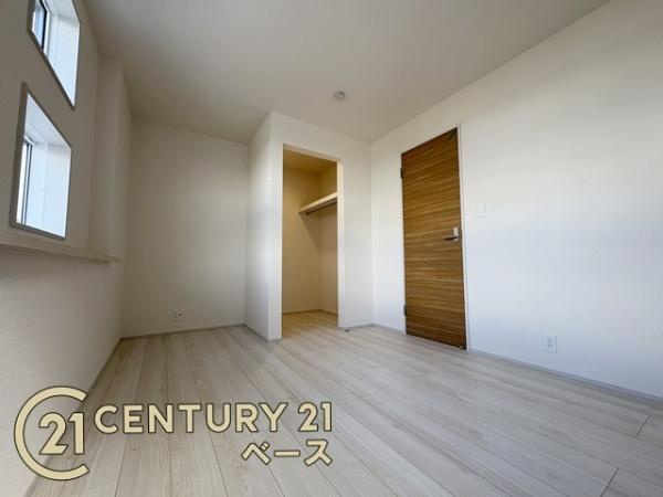 奈良市杏町 ６号棟 ／新築一戸建の洋室|■現地撮影写真■日当たりのよい明るい雰囲気の洋室です！