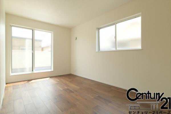 ファーストタウン鳥見町 ２号棟 ／新築一戸建の内観：施工例|■日当たりのよい明るい雰囲気の洋室です！