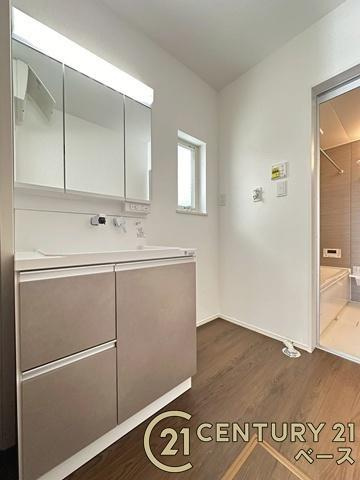 ファーストタウン鳥見町 ２号棟 ／新築一戸建の内観：施工例|■三面鏡タイプのミラーキャビネット！収納スペースも豊富です！