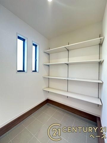 リーブルガーデン阪手 １号棟 ／新築一戸建の収納|■現地撮影写真■玄関横には土間収納スペースを完備！
