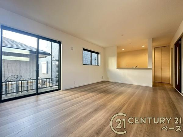 リーブルガーデン阪手 １号棟 ／新築一戸建の居間・リビング|■現地撮影写真■南向きの大きな窓から柔らかい光が射し込みます。