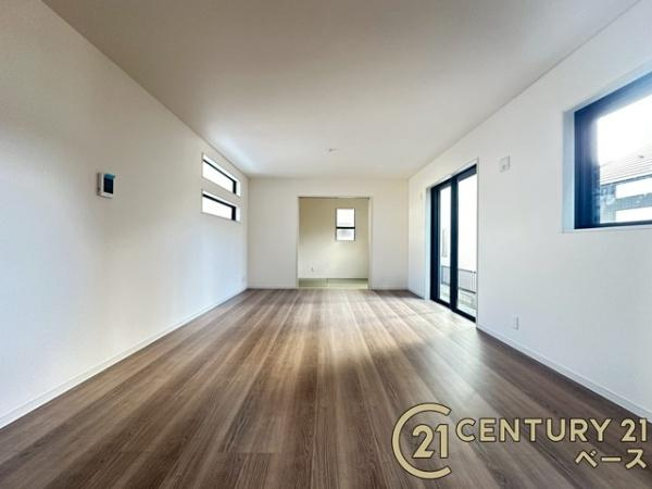 リーブルガーデン阪手 １号棟 ／新築一戸建の居間・リビング|■現地撮影写真■家計と環境に優しい、断熱性・保温性に優れたペアガラスを使用しています！