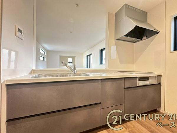 リーブルガーデン阪手 １号棟 ／新築一戸建のキッチン|■現地撮影写真■収納力と使いやすさを追求したシステムキッチンです！